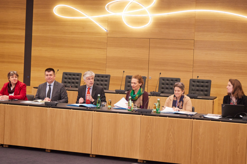 Begrüßung durch Parlamentsdirektor Harald Dossi