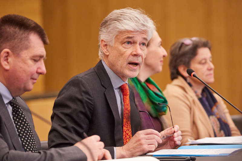 Begrüßung durch Parlamentsdirektor Harald Dossi