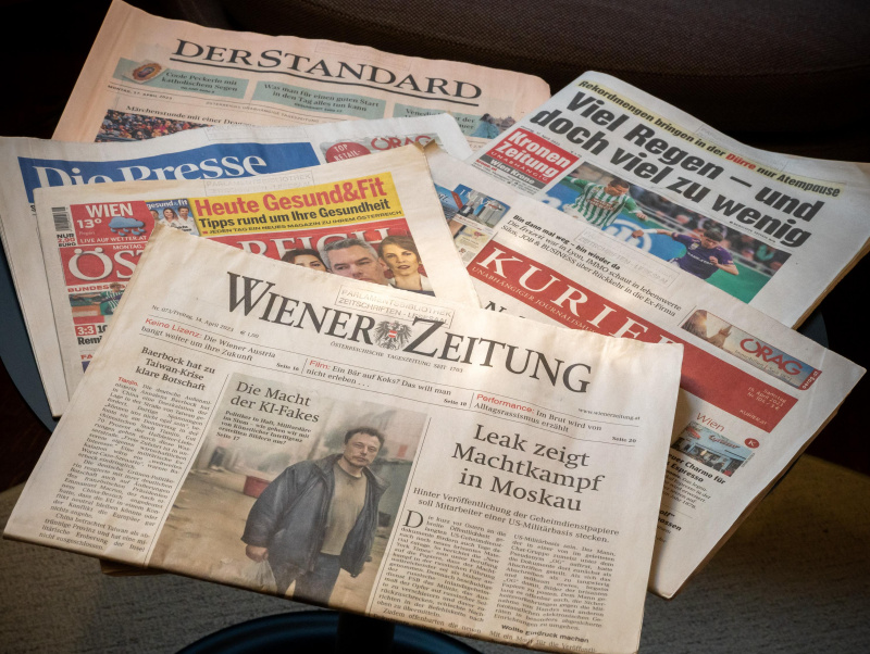 Tageszeitungen auf einem Tisch