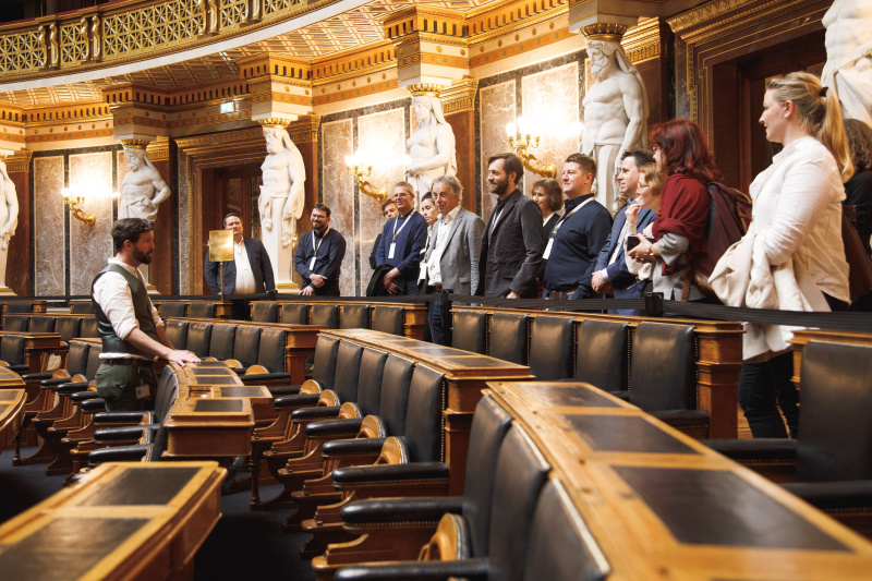 Führung für die Veranstaltungsteilnehmer:innen durch das Parlamentsgebäude