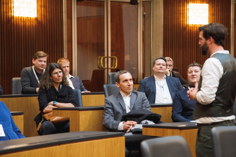 Führung für die Veranstaltungsteilnehmer:innen durch das Parlamentsgebäude