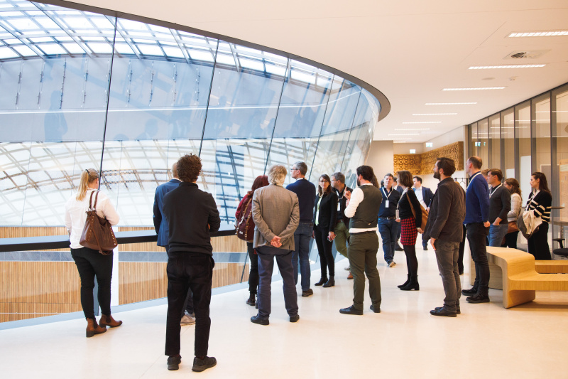 Führung für die Veranstaltungsteilnehmer:innen durch das Parlamentsgebäude