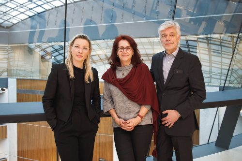 Von links: Romana Lanzerstorfer, Brigitte Lutz, Parlamentsdirektor Harald Dossi