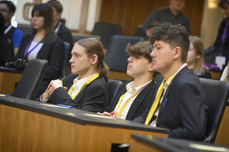 Schüler:innen bei der Begrüßung