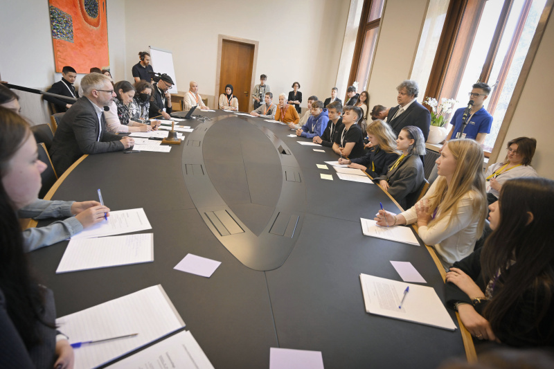 Schüler:innen bei einer Ausschusssitzung