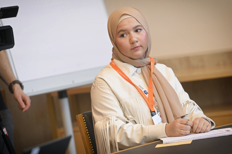 Schüler:innen bei einer Ausschusssitzung