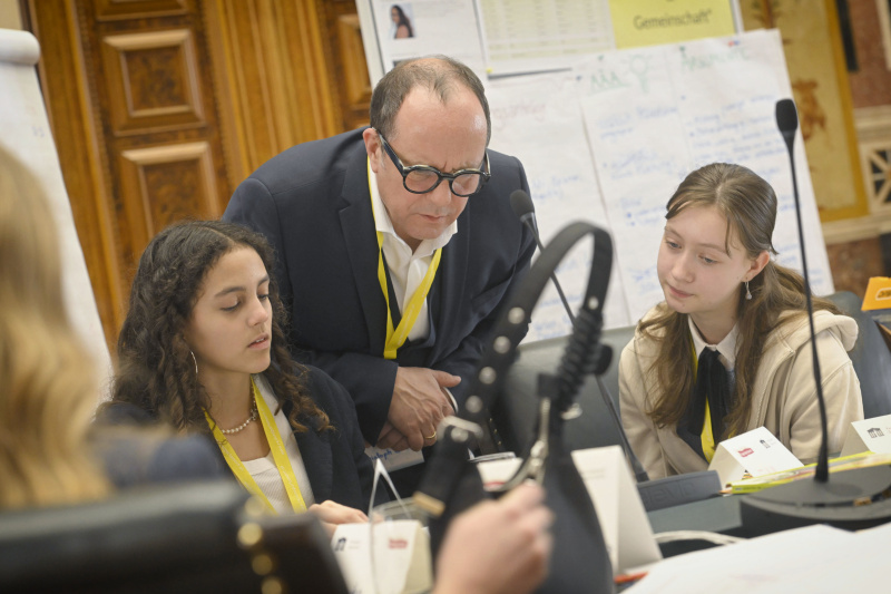 Schüler:innen bei einer Klubsitzung mit Nationalratsabgeordnetem Christoph Stark (ÖVP)