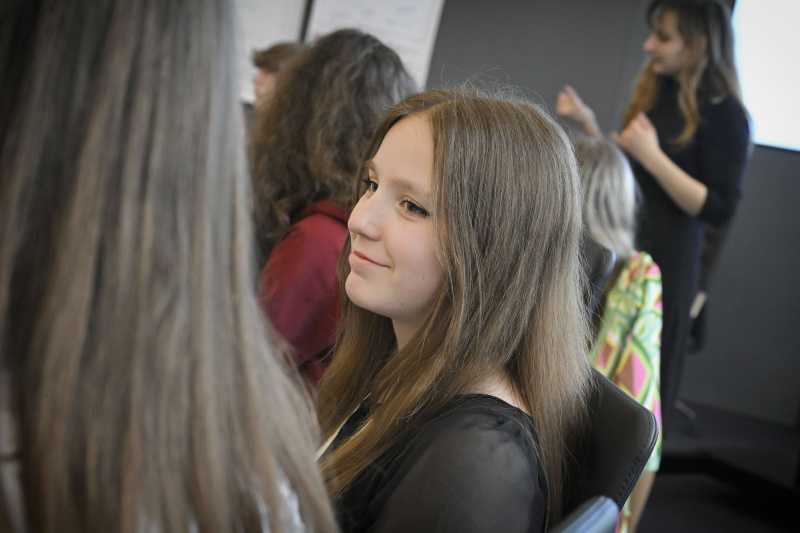 Schüler:innen bei einer Klubsitzung