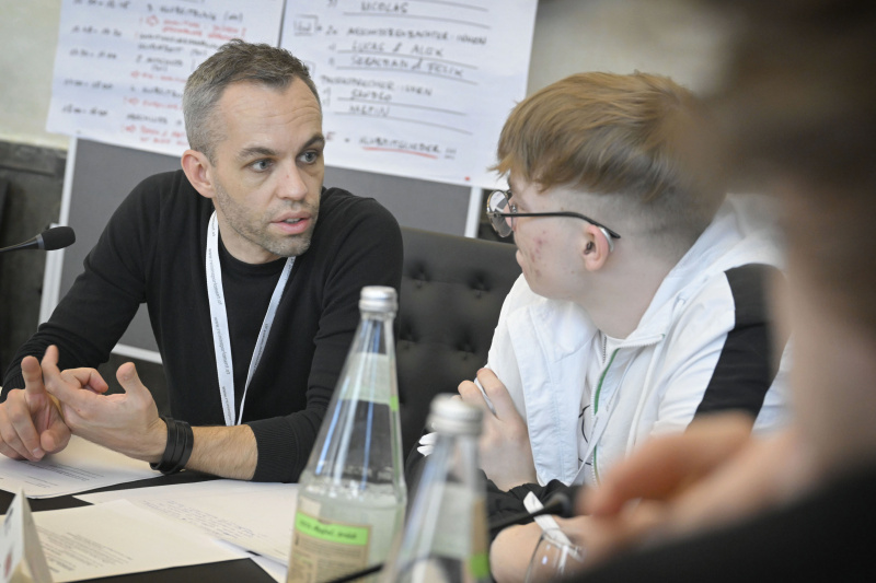 Schüler:innen bei einer Klubsitzung