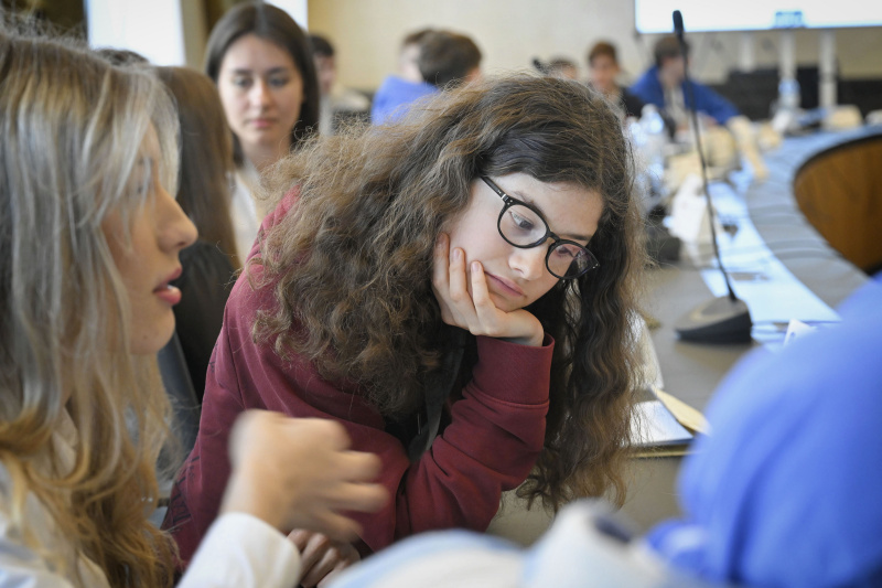 Schüler:innen bei einer Klubsitzung
