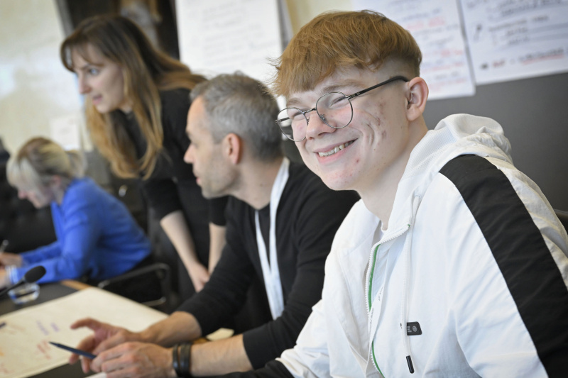 Schüler:innen bei einer Klubsitzung