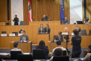 Plenarsitzung zum Abschluss des Jugendparlaments. Schüler:in am Rednerpult