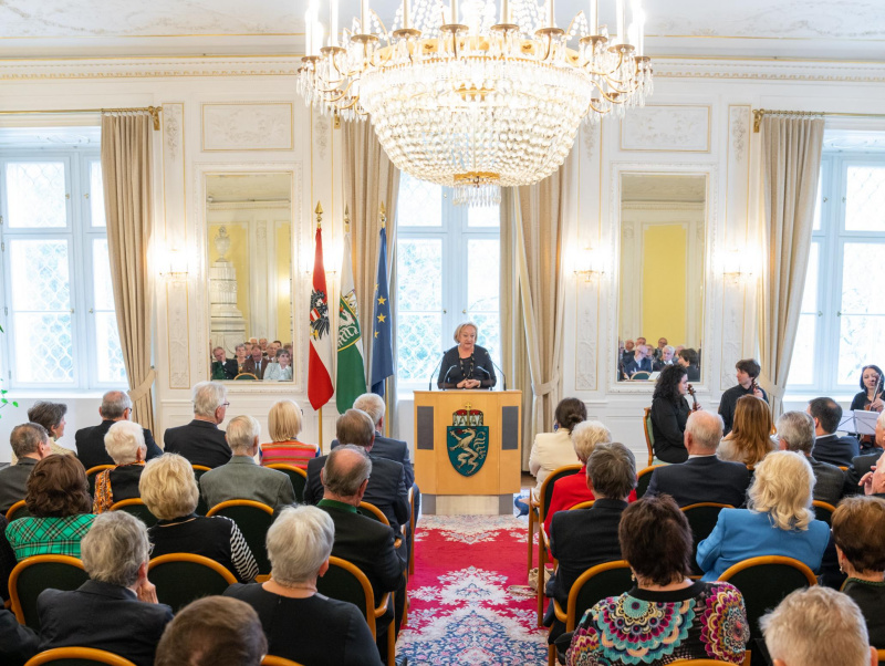 Im Weißen Saal der Grazer Burg feierte die Vereinigung Öffentlicher Mandatare und Funktionäre bei einem Empfang ihr steirisches  50-jährige Bestehen. Blcik Richtung Veranstaltungsteilnehmer:innen. Am Rednerpult: Ridi Steibl