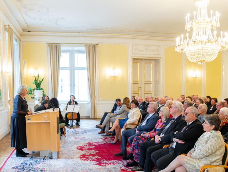 Im Weißen Saal der Grazer Burg feierte die Vereinigung Öffentlicher Mandatare und Funktionäre bei einem Empfang ihr steirisches  50-jährige Bestehen. Blcik Richtung Veranstaltungsteilnehmer:innen. Am Rednerpult: Ridi Steibl