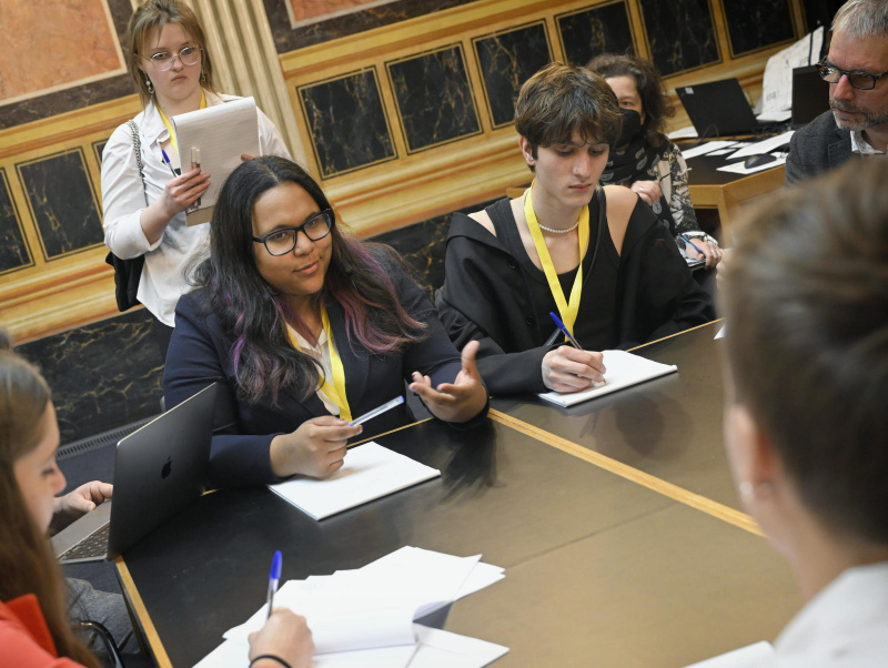 Schüler:innen bei der Beratung mit Exptert:innen