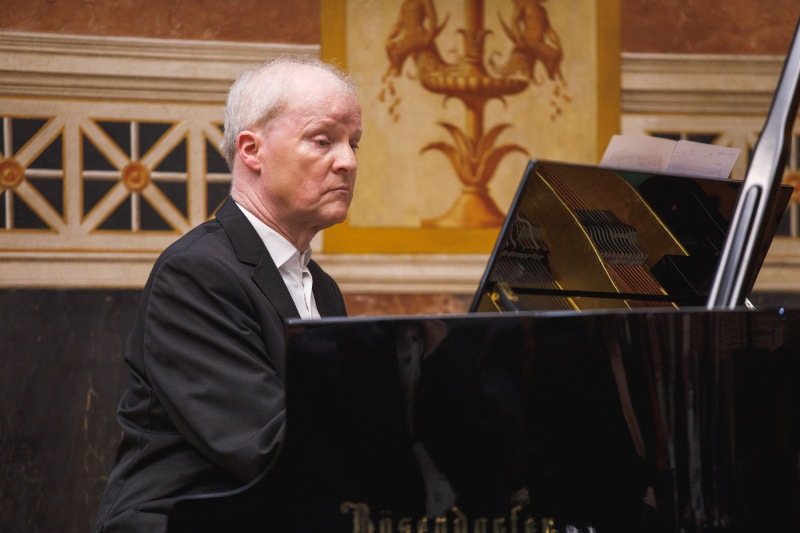 Musikalische Untermalung durch Kolja Lessing - Geiger und Pianist