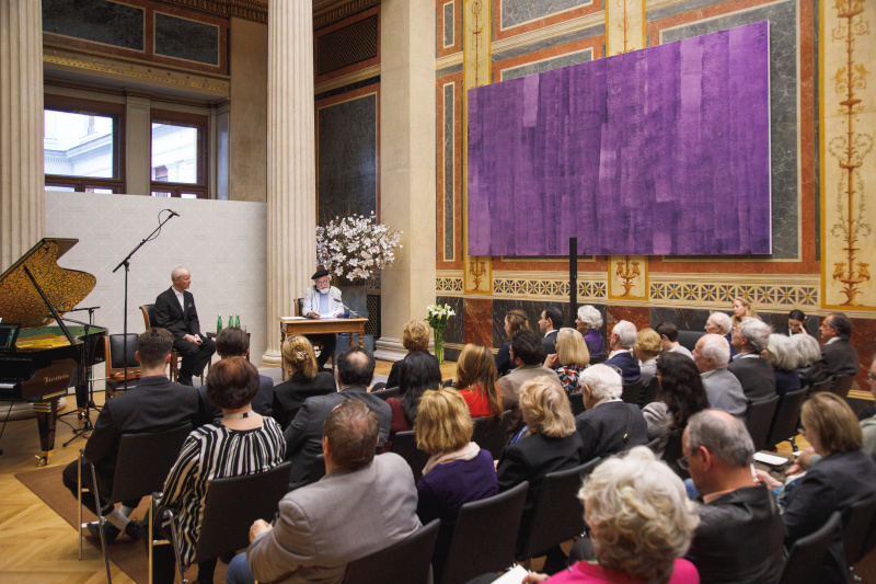 Lesung von Elazar Benyoëtz - Lyriker. Blick Richtung Veranstaltungsteilnehmer:innen