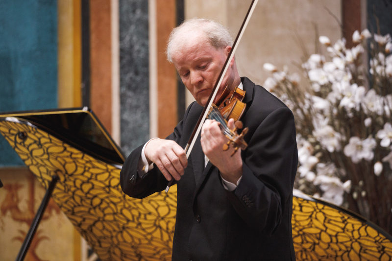 Musikalische Untermalung durch Kolja Lessing - Geiger und Pianist