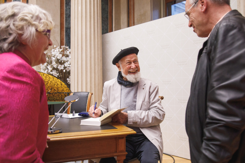 Elazar Benyoëtz - Lyriker mit Veranstaltungsteilnehmer:innen