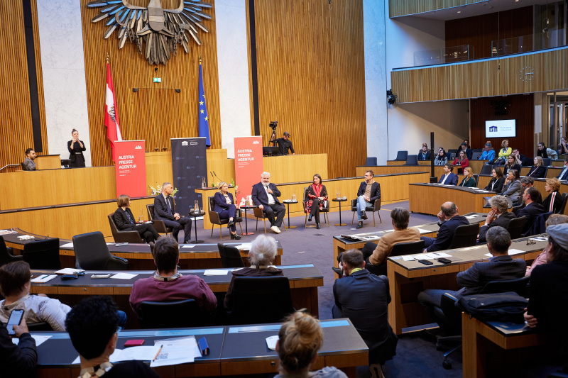 Podiumsdiskussion, von links: Katharina Schell APA, Sprecher der Parlamentsdirektion Karl-Heinz Grundböck, Corinna Milborn PULS 4, Johannes Bruckenberger APA, Alexandra Föderl-Schmid Süddeutsche Zeitung, Andre Wolf Mimikama
