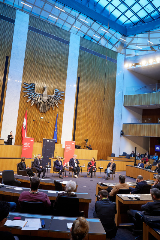 Podiumsdiskussion, von links: Katharina Schell APA, Sprecher der Parlamentsdirektion Karl-Heinz Grundböck, Corinna Milborn PULS 4, Johannes Bruckenberger APA, Alexandra Föderl-Schmid Süddeutsche Zeitung, Andre Wolf Mimikama