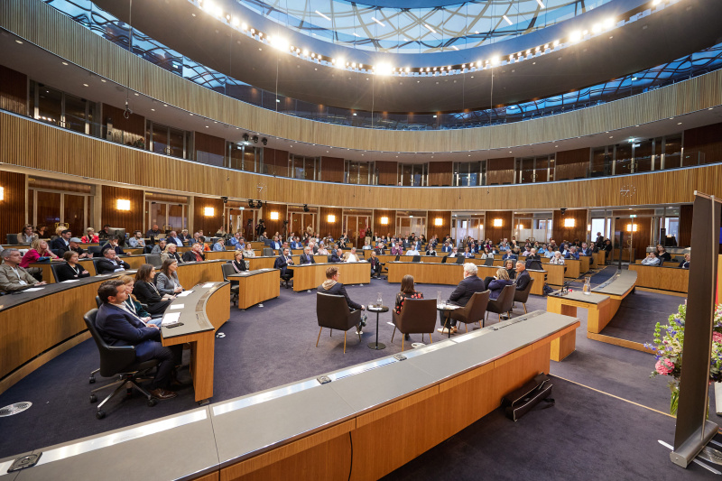 Podiumsdiskussion, von rechts: Katharina Schell APA, Sprecher der Parlamentsdirektion Karl-Heinz Grundböck, Corinna Milborn PULS 4, Johannes Bruckenberger APA, Alexandra Föderl-Schmid Süddeutsche Zeitung, Andre Wolf Mimikama