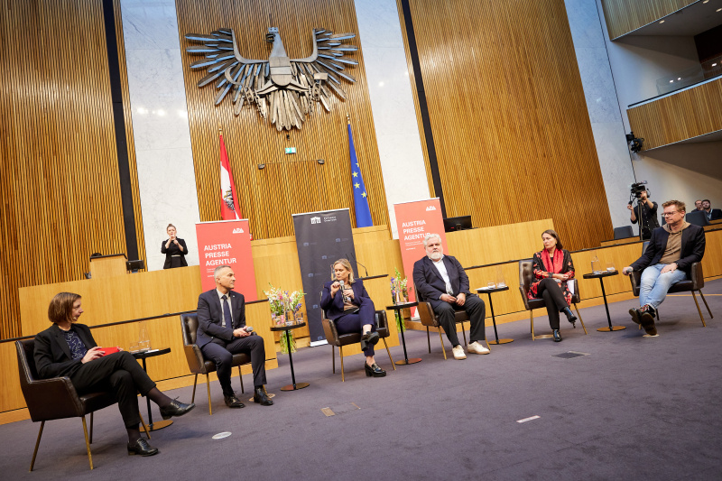 Podiumsdiskussion, von links: Katharina Schell APA, Sprecher der Parlamentsdirektion Karl-Heinz Grundböck, Corinna Milborn PULS 4, Johannes Bruckenberger APA, Alexandra Föderl-Schmid Süddeutsche Zeitung, Andre Wolf Mimikama