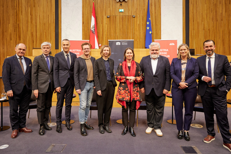 Von links: Nationalratspräsident Wolfgang Sobotka (ÖVP), Parlamentsdirektor Harald Dossi, Sprecher der Parlamentsdirektion Karl-Heinz Grundböck, Andre Wolf Mimikama, Katharina Schell APA, Alexandra Föderl-Schmid Süddeutsche Zeitung, Johannes Bruckenberger APA, Corinna Milborn PULS 4, Geschäftsführender Vorstand APA Clemens Pig