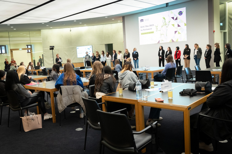 Begrüßung der Teilnehmerinnen durch Parlamentsvizedirektorin Susanne Janistyn-Novák, Vorstellung der Parlamentsmitarbeiterinnen