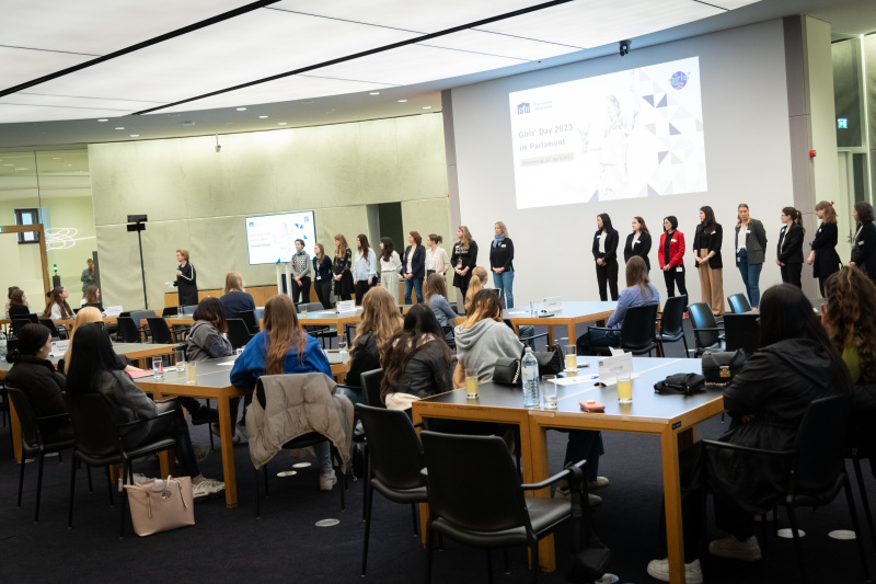Begrüßung der Teilnehmerinnen durch Parlamentsvizedirektorin Susanne Janistyn-Novák, Vorstellung der Parlamentsmitarbeiterinnen