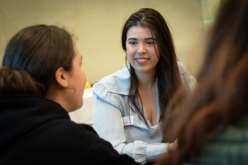 Teilnehmerinnen im Gespräch mit Parlamentsmitarbeiterinnen