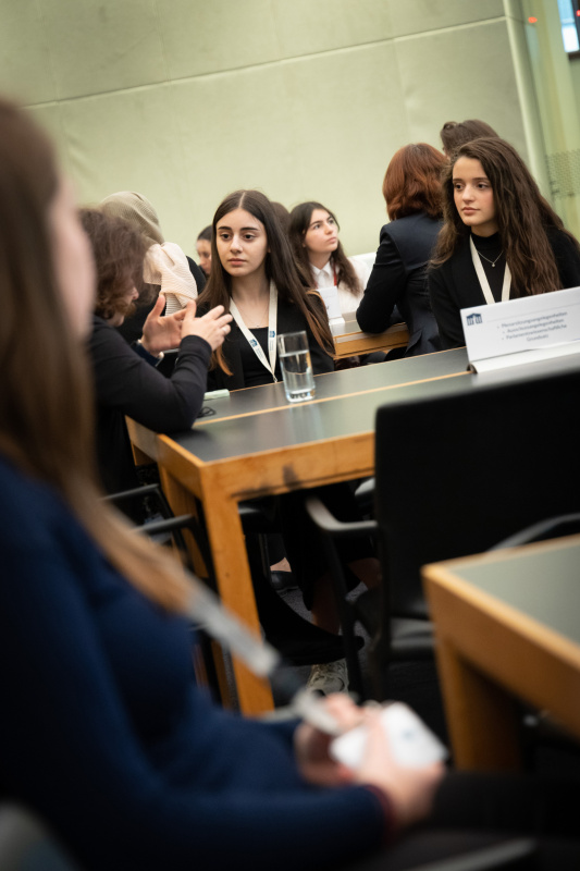 Teilnehmerinnen im Gespräch mit Parlamentsmitarbeiterinnen