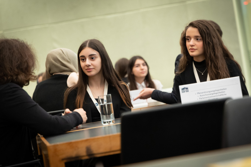 Teilnehmerinnen im Gespräch mit Parlamentsmitarbeiterinnen