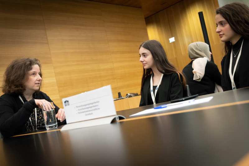 Teilnehmerinnen im Gespräch mit Parlamentsmitarbeiterinnen