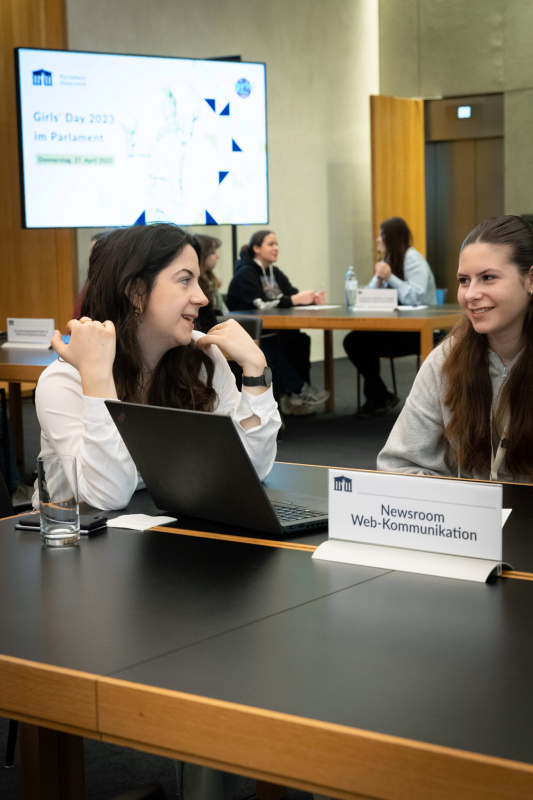 Teilnehmerinnen im Gespräch mit Parlamentsmitarbeiterinnen