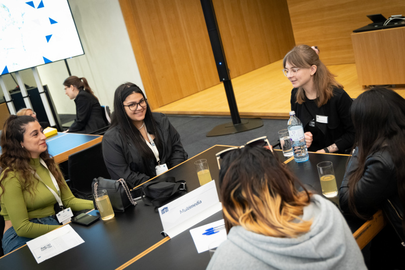 Teilnehmerinnen im Gespräch mit Parlamentsmitarbeiterinnen