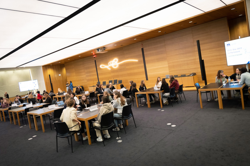 Teilnehmerinnen im Gespräch mit Parlamentsmitarbeiterinnen