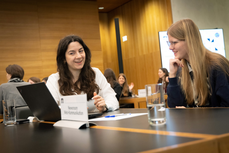 Teilnehmerinnen im Gespräch mit Parlamentsmitarbeiterinnen