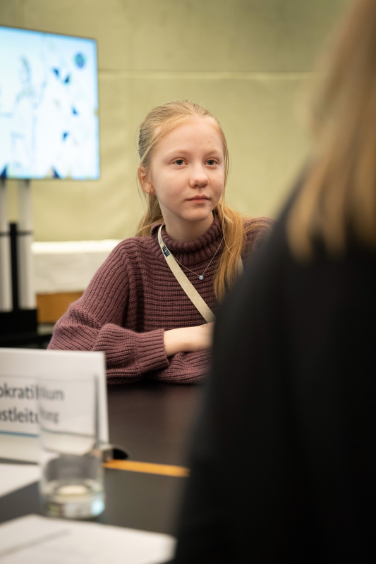 Teilnehmerinnen im Gespräch mit Parlamentsmitarbeiterinnen