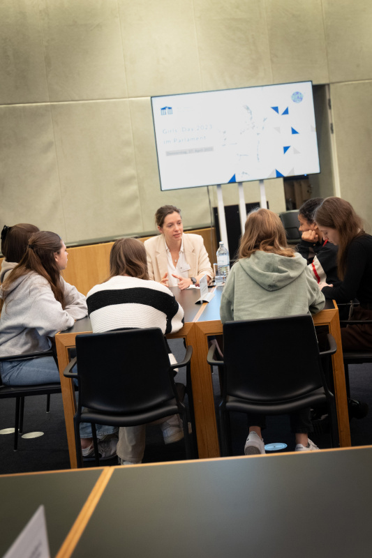 Teilnehmerinnen im Gespräch mit Parlamentsmitarbeiterinnen