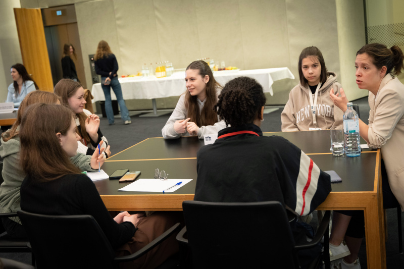 Teilnehmerinnen im Gespräch mit Parlamentsmitarbeiterinnen