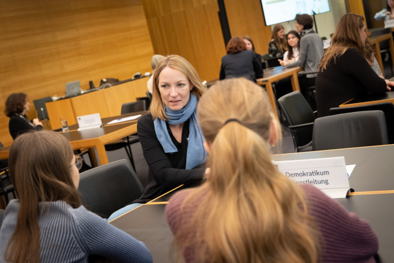 Teilnehmerinnen im Gespräch mit Parlamentsmitarbeiterinnen