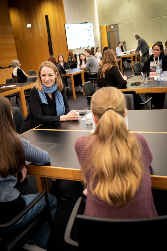 Teilnehmerinnen im Gespräch mit Parlamentsmitarbeiterinnen