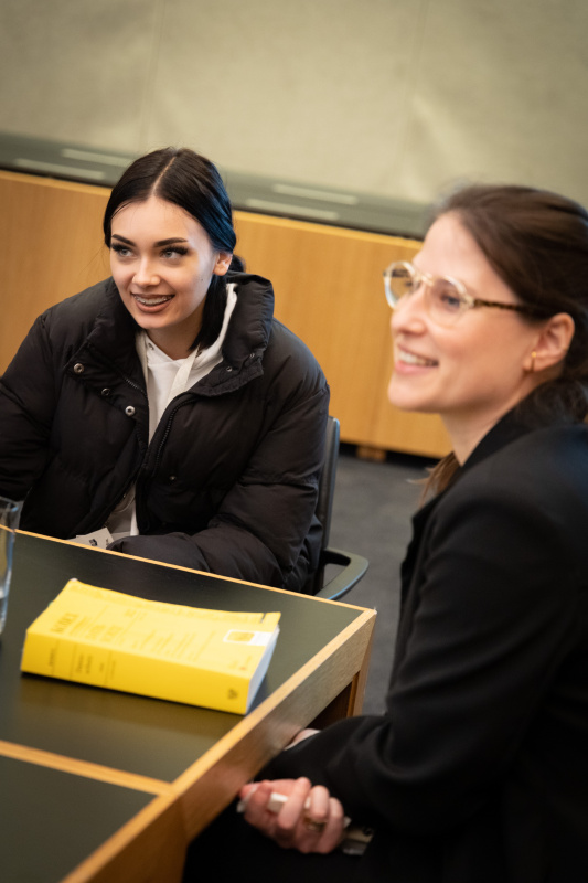 Teilnehmerinnen im Gespräch mit Parlamentsmitarbeiterinnen