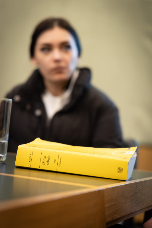 Teilnehmerinnen im Gespräch mit Parlamentsmitarbeiterinnen