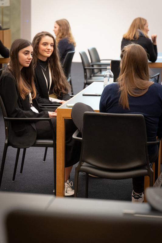 Teilnehmerinnen im Gespräch mit Parlamentsmitarbeiterinnen