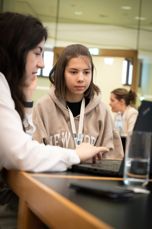 Teilnehmerinnen im Gespräch mit Parlamentsmitarbeiterinnen
