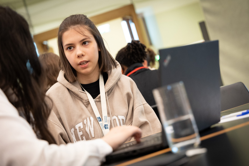 Teilnehmerinnen im Gespräch mit Parlamentsmitarbeiterinnen