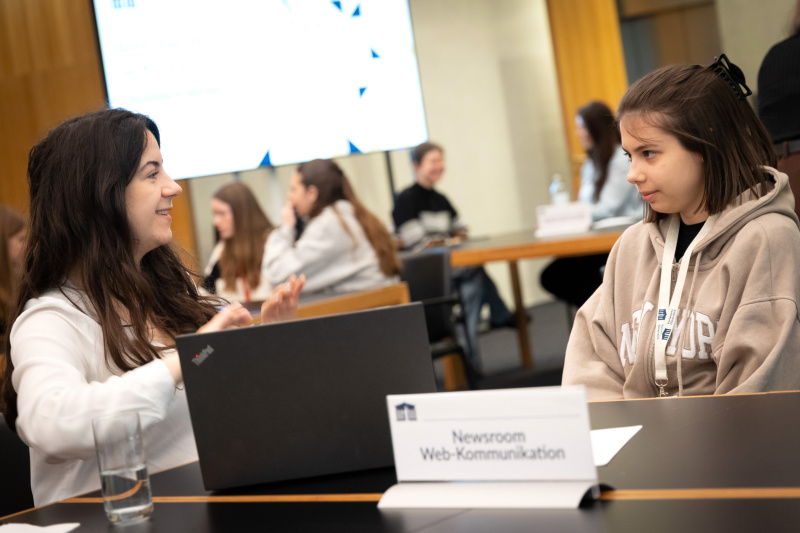 Teilnehmerinnen im Gespräch mit Parlamentsmitarbeiterinnen