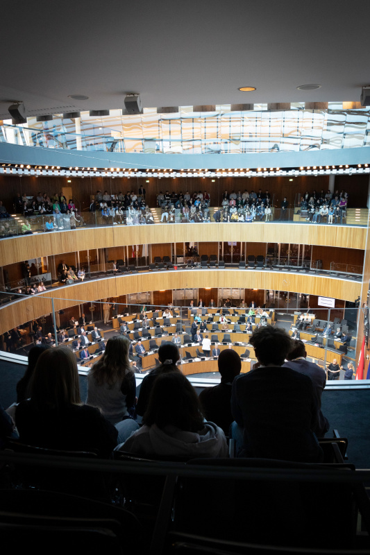 Teilnehmerinnen beim Girl's Day besuchen die 209. Nationalratssitzung